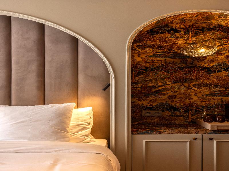 DOUBLE DELUXE KING BED