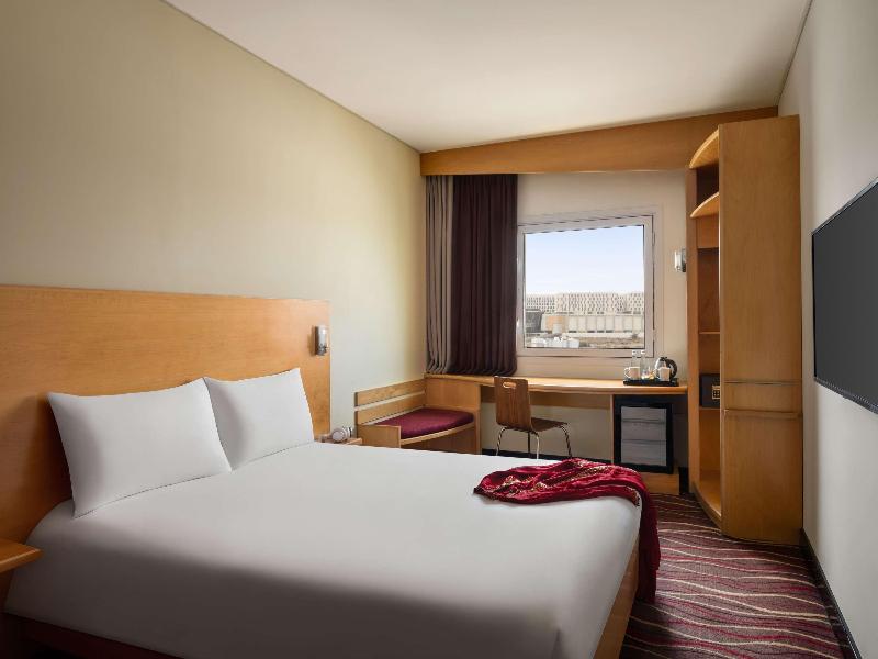 Ibis Muscat image