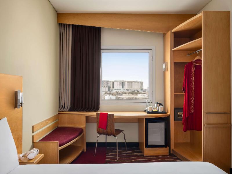 Ibis Muscat image