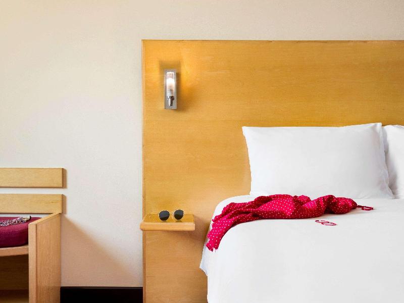 Ibis Muscat image