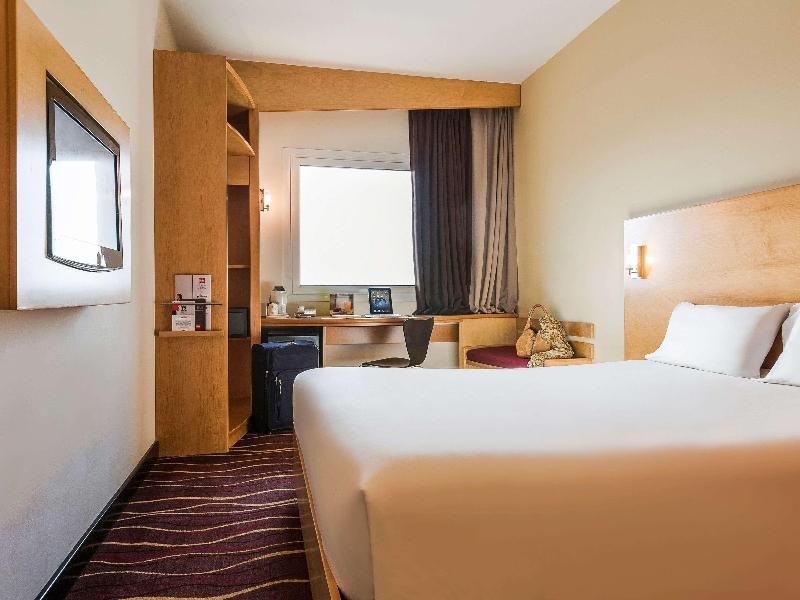 Ibis Muscat image