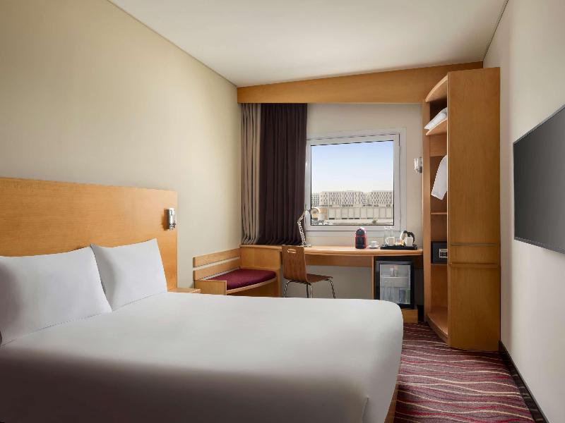 Ibis Muscat image