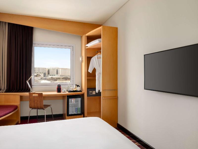 Ibis Muscat image