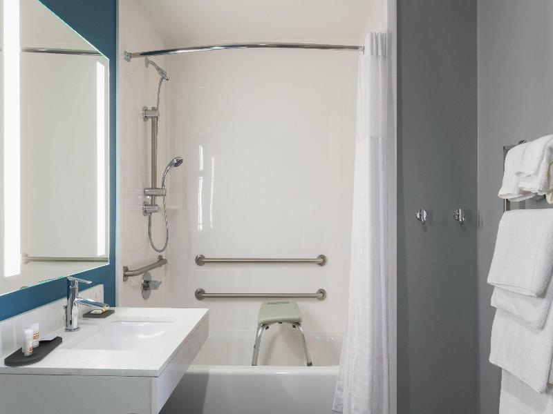 La Quinta Inn & Suites Fort Myers image