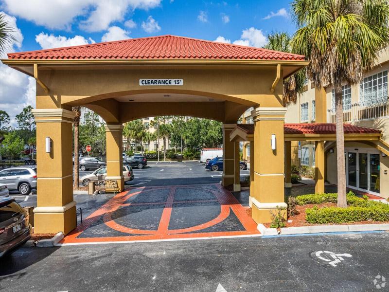 La Quinta Inn & Suites Fort Myers Airport image