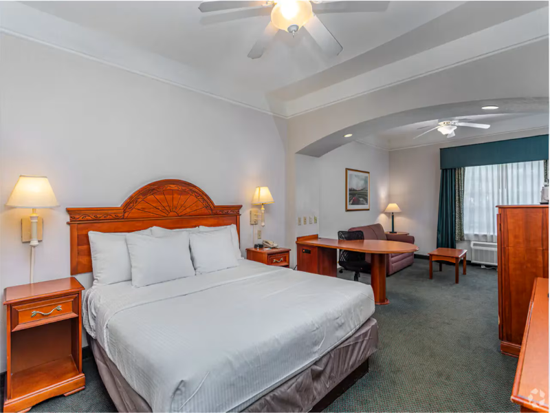 La Quinta Inn & Suites Fort Myers Airport image