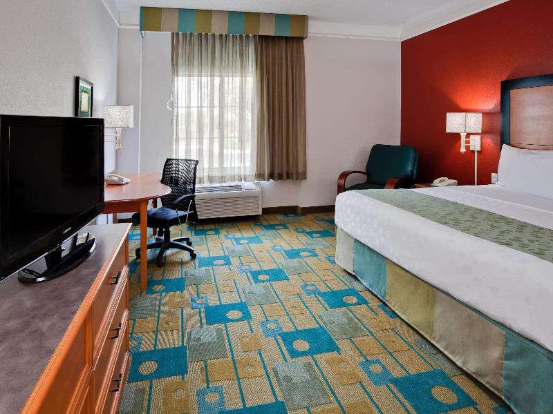 La Quinta Inn and Suites USF - Busch Gardens image