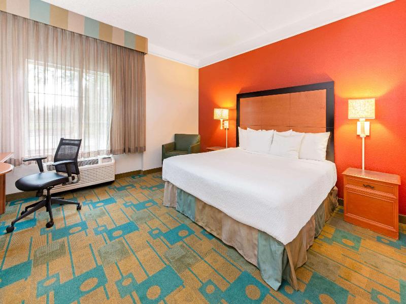 La Quinta Inn and Suites USF - Busch Gardens image