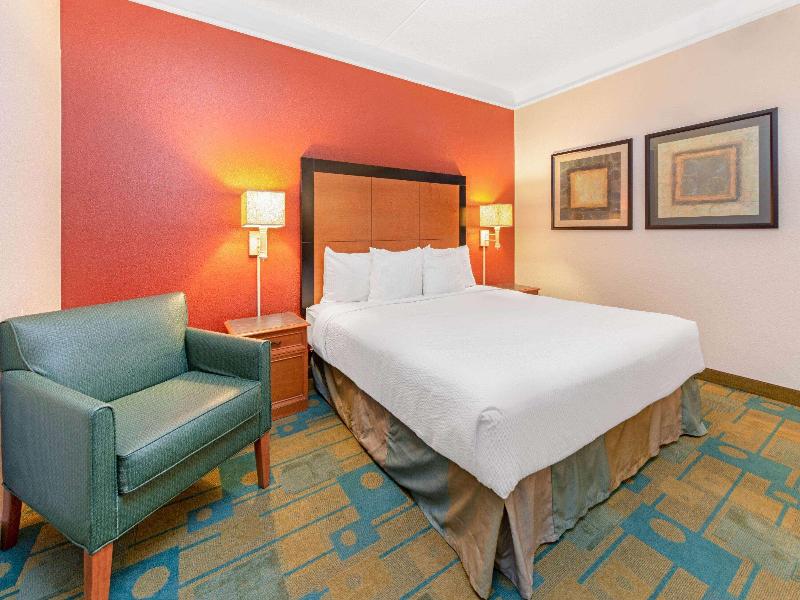La Quinta Inn and Suites USF - Busch Gardens image