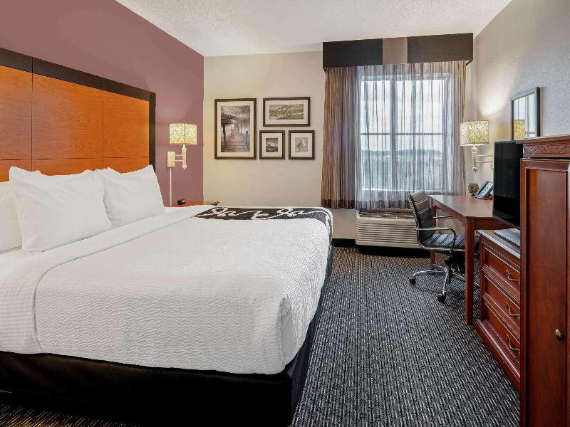 La Quinta Inn & Suites Naples Airport East I-75 image