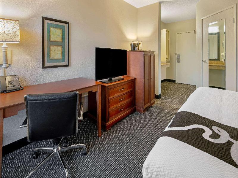 La Quinta Inn & Suites Naples Airport East I-75 image