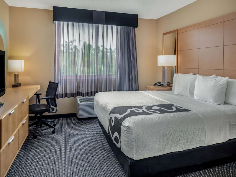 La Quinta Inn & Suites Naples Downtown image
