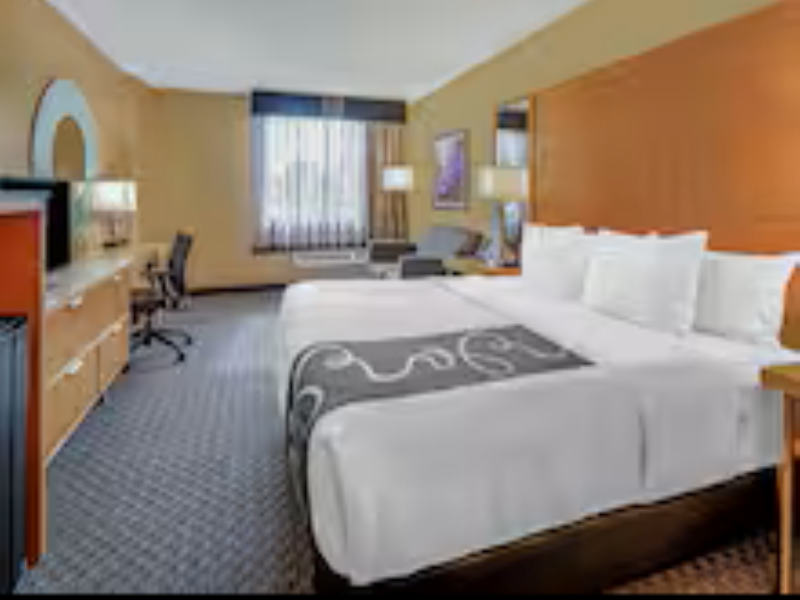 La Quinta Inn & Suites Naples Downtown image