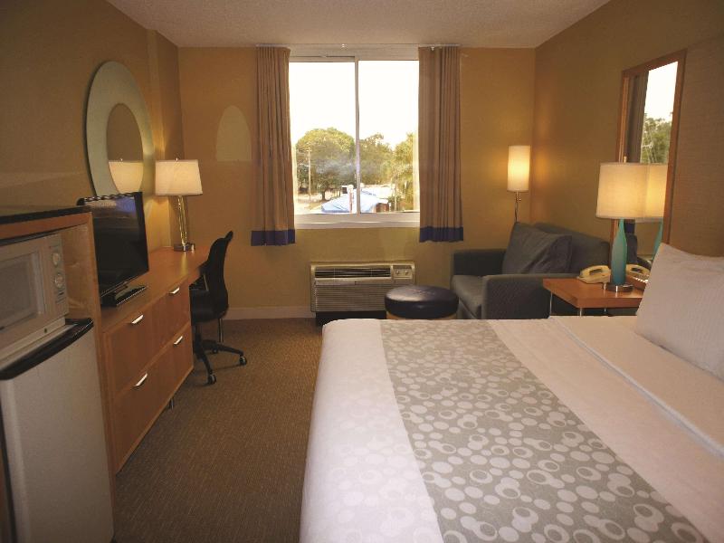 La Quinta Inn & Suites by Wyndham Sarasota Downtow image