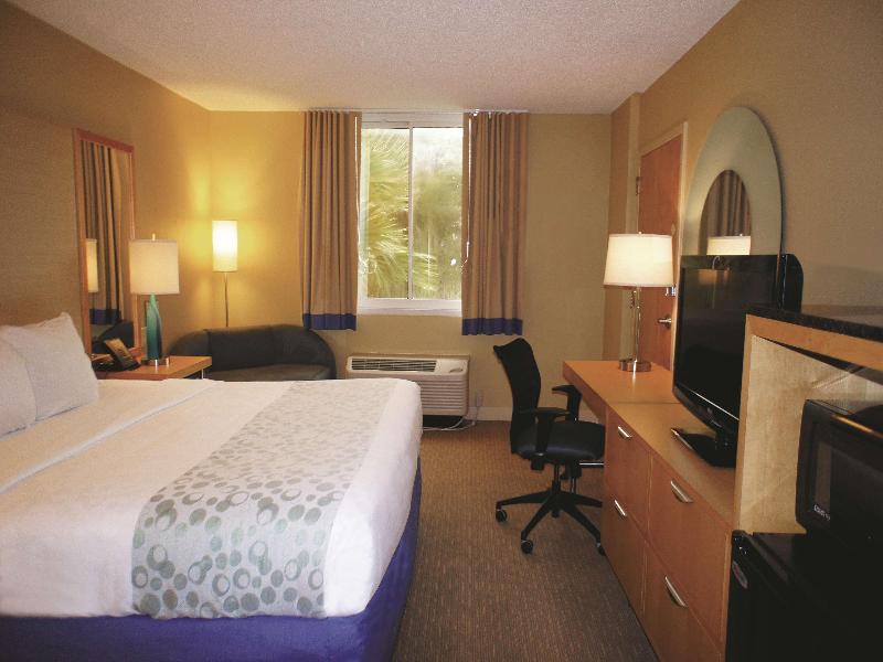 La Quinta Inn & Suites by Wyndham Sarasota Downtow image