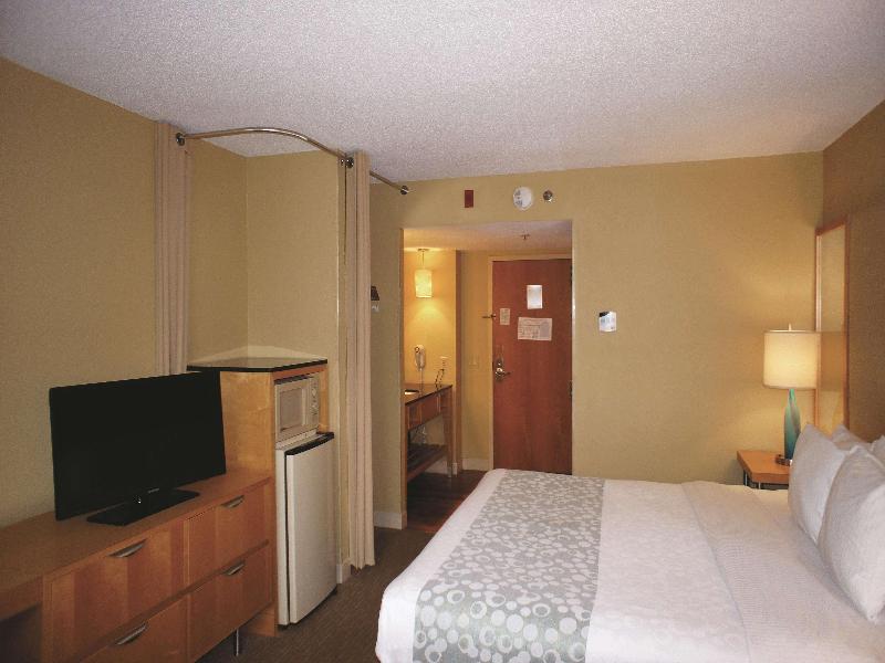La Quinta Inn & Suites by Wyndham Sarasota Downtow image