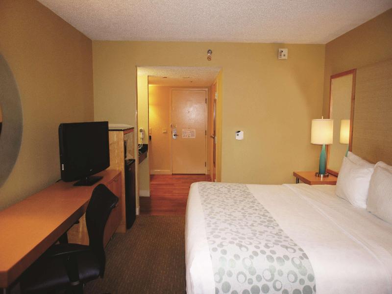 La Quinta Inn & Suites by Wyndham Sarasota Downtow image