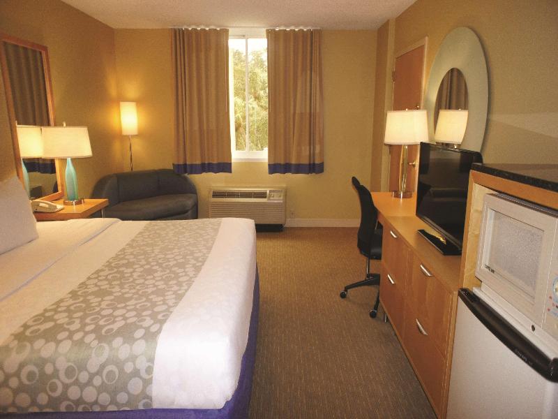 La Quinta Inn & Suites by Wyndham Sarasota Downtow image