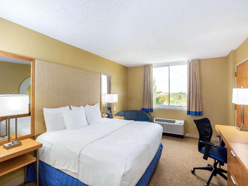 La Quinta Inn & Suites by Wyndham Sarasota Downtow image