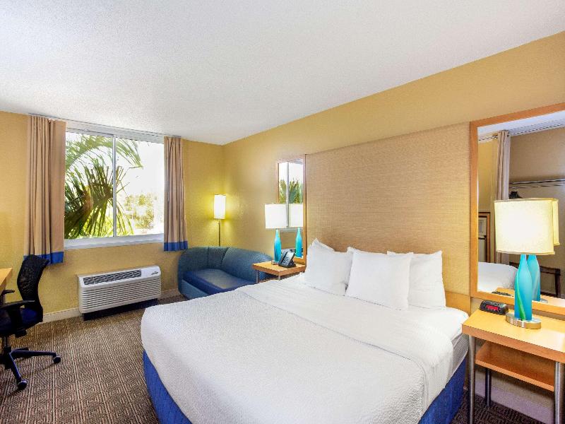 La Quinta Inn & Suites by Wyndham Sarasota Downtow image