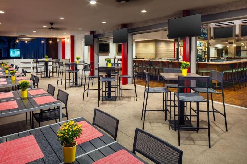Holiday Inn and Suites Airport