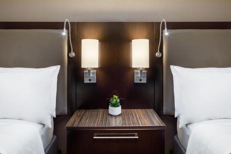 Holiday Inn and Suites Airport