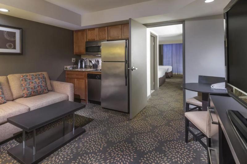 Holiday Inn and Suites Airport