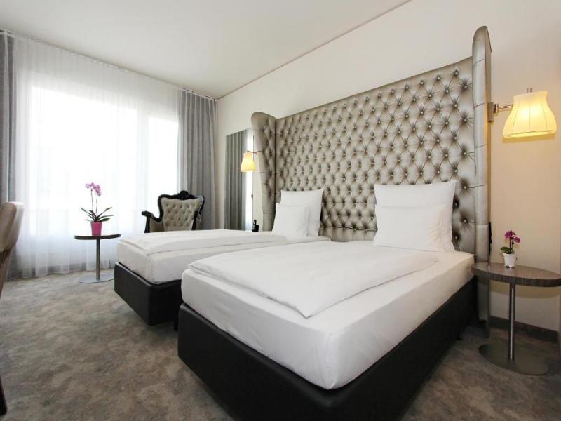 Arcotel John F image