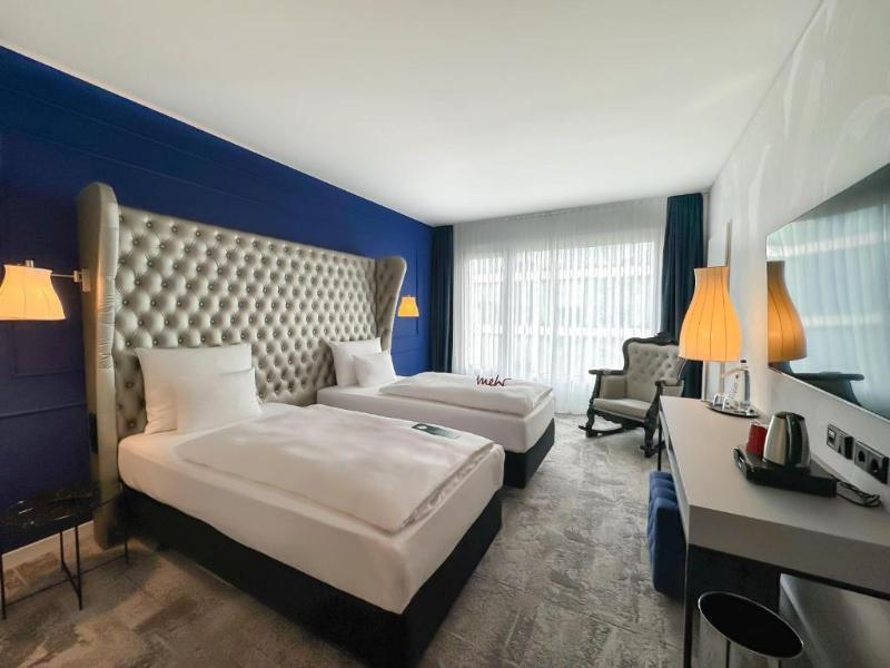 Arcotel John F image