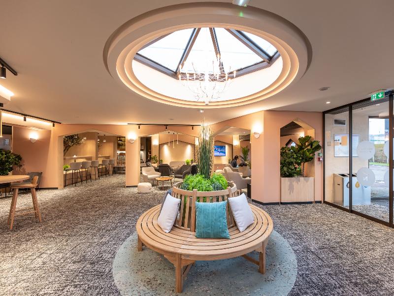 Novotel Mâcon Nord Autoroute du Soleil image