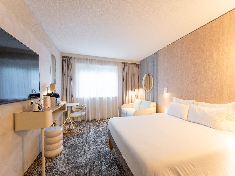 Novotel Mâcon Nord Autoroute du Soleil image