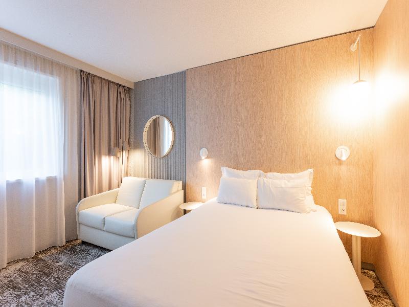 Novotel Mâcon Nord Autoroute du Soleil image