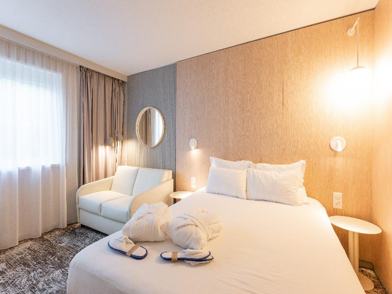 Novotel Mâcon Nord Autoroute du Soleil image