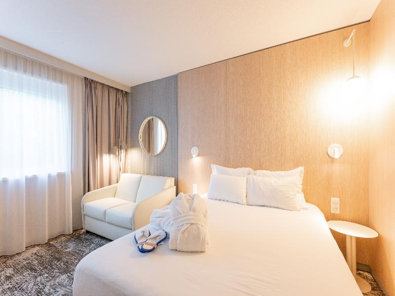 Novotel Mâcon Nord Autoroute du Soleil image