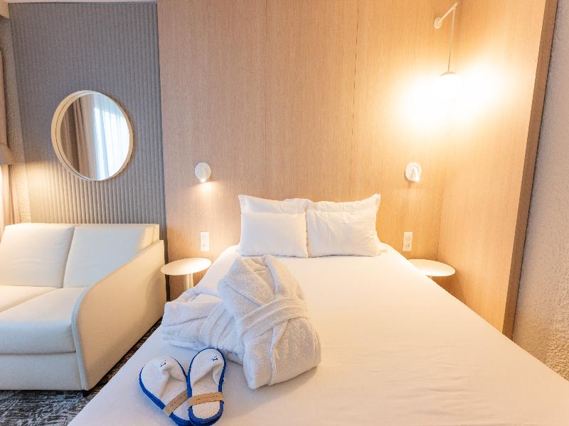 Novotel Mâcon Nord Autoroute du Soleil image