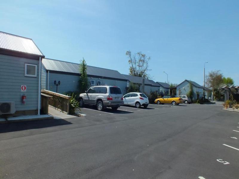 Cranford Court Motel image