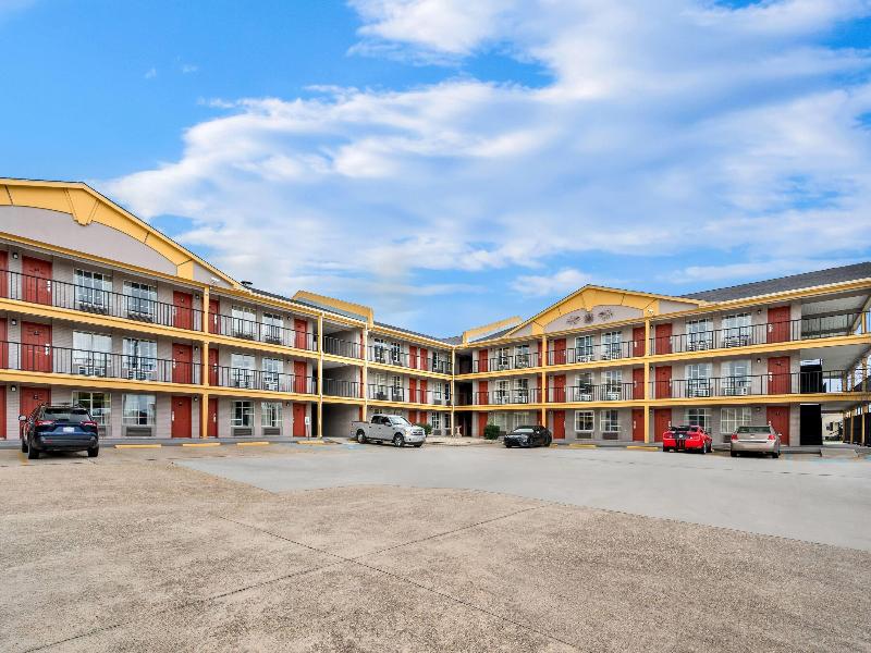 Super 8 by Wyndham Metairie — exterior view