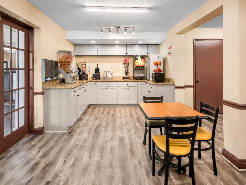 Super 8 by Wyndham Metairie