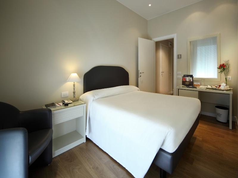 National Hotel image
