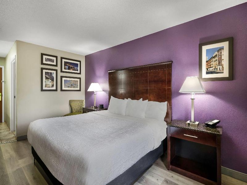 La Quinta Inn & Suites Louisville Expo East 6437 image