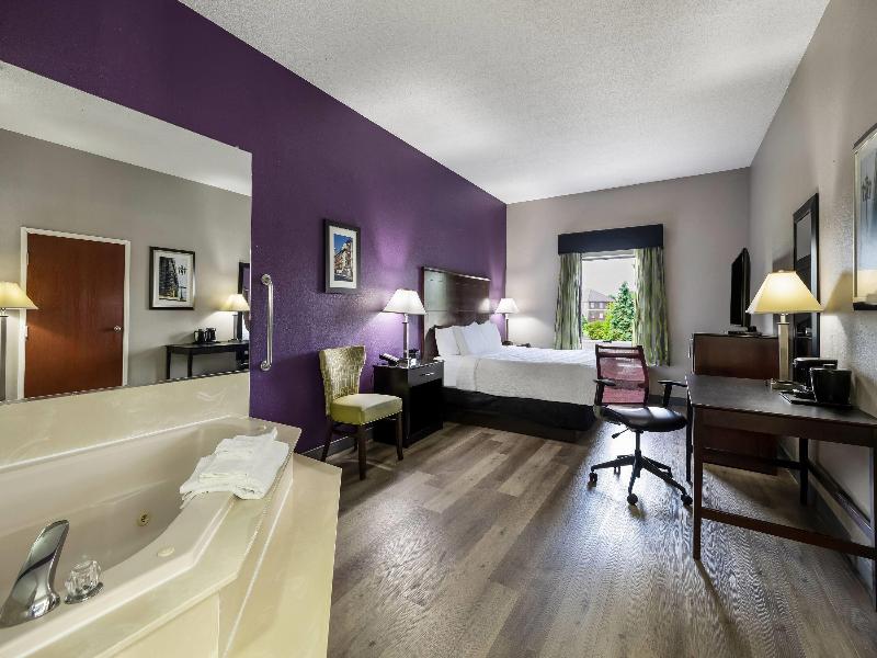 La Quinta Inn & Suites Louisville Expo East 6437 image
