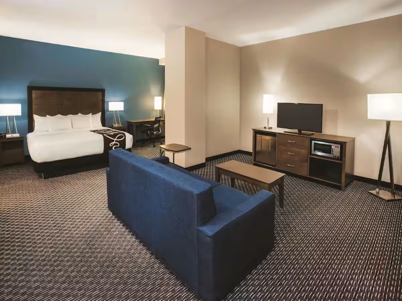 La Quinta Inn & Suites Chicago Downtown image