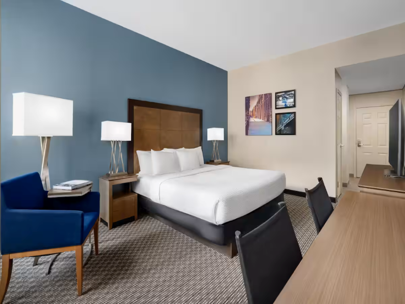 La Quinta Inn & Suites Chicago Downtown image