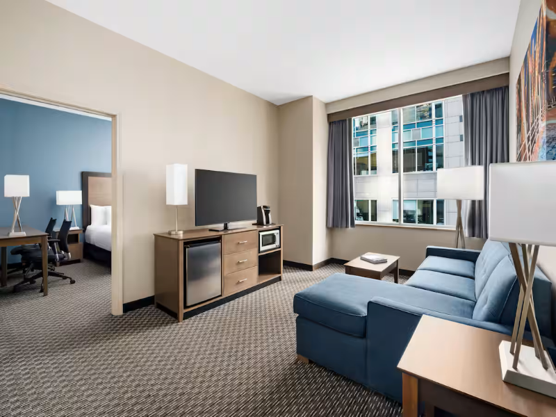 La Quinta Inn & Suites Chicago Downtown image