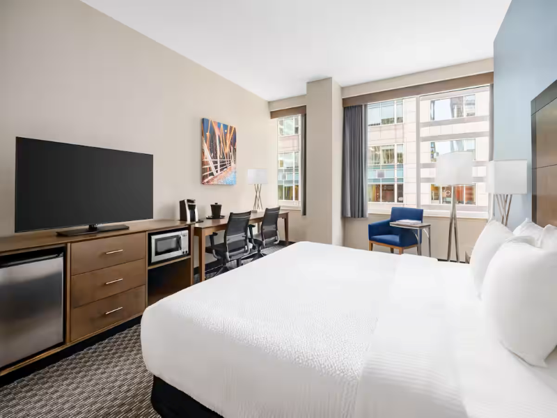 La Quinta Inn & Suites Chicago Downtown image