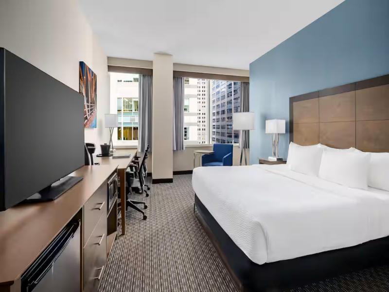 La Quinta Inn & Suites Chicago Downtown image