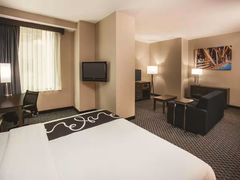 La Quinta Inn & Suites Chicago Downtown image