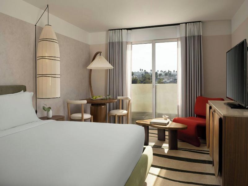 Sandbourne Santa Monica, Autograph Collection image