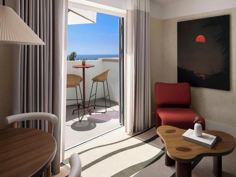 Sandbourne Santa Monica, Autograph Collection image