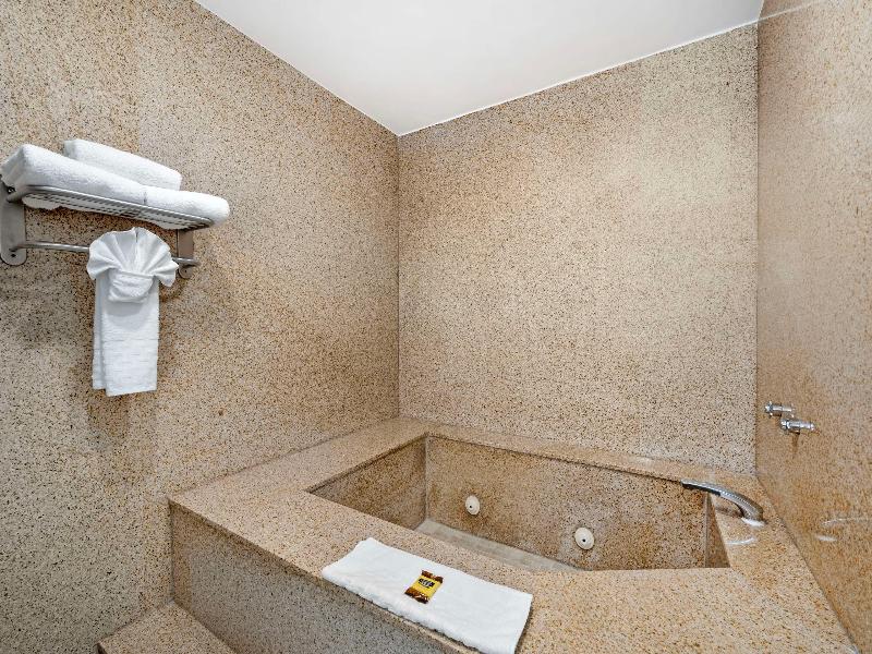 Best Western Plus Newport Mesa Inn image